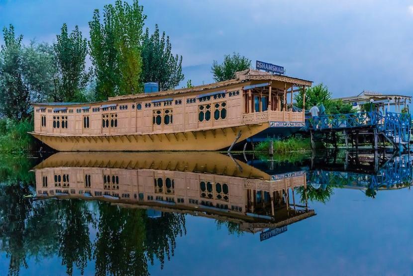 Kashmir Houseboat